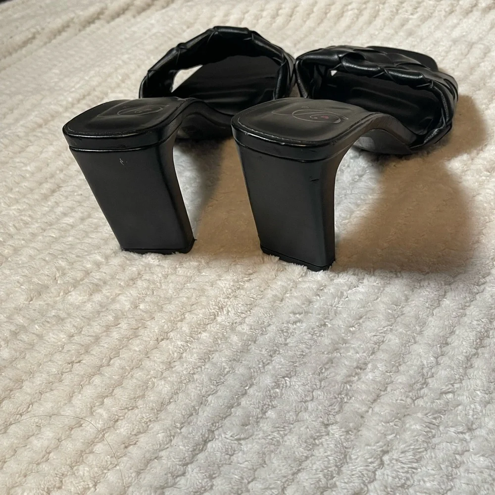 Elegant Black Woven Strap Heels - Picture 4 of 9